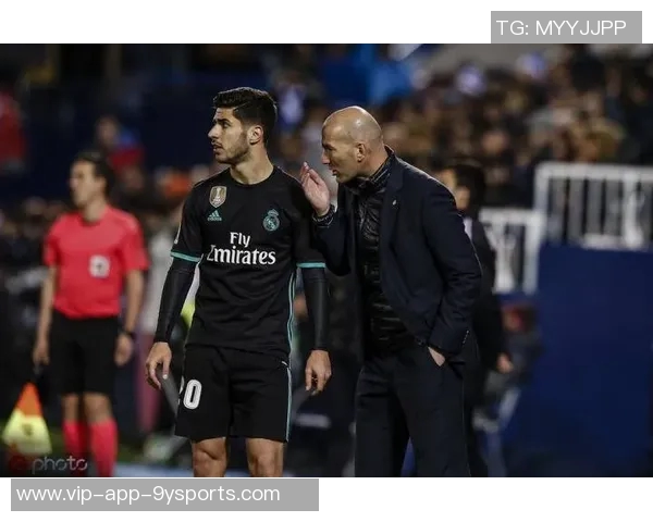 阿森西奥与女友重返伯纳乌现场观看NFL比赛引发热议