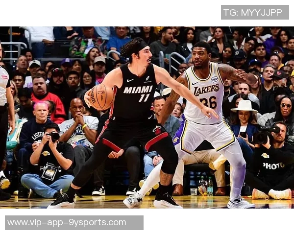 哈克斯表现出色15投8中砍下18分8篮板9助攻2盖帽正负值高达18助球队获胜